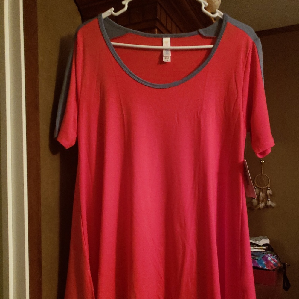XS NWT LulaRoe Perfect T